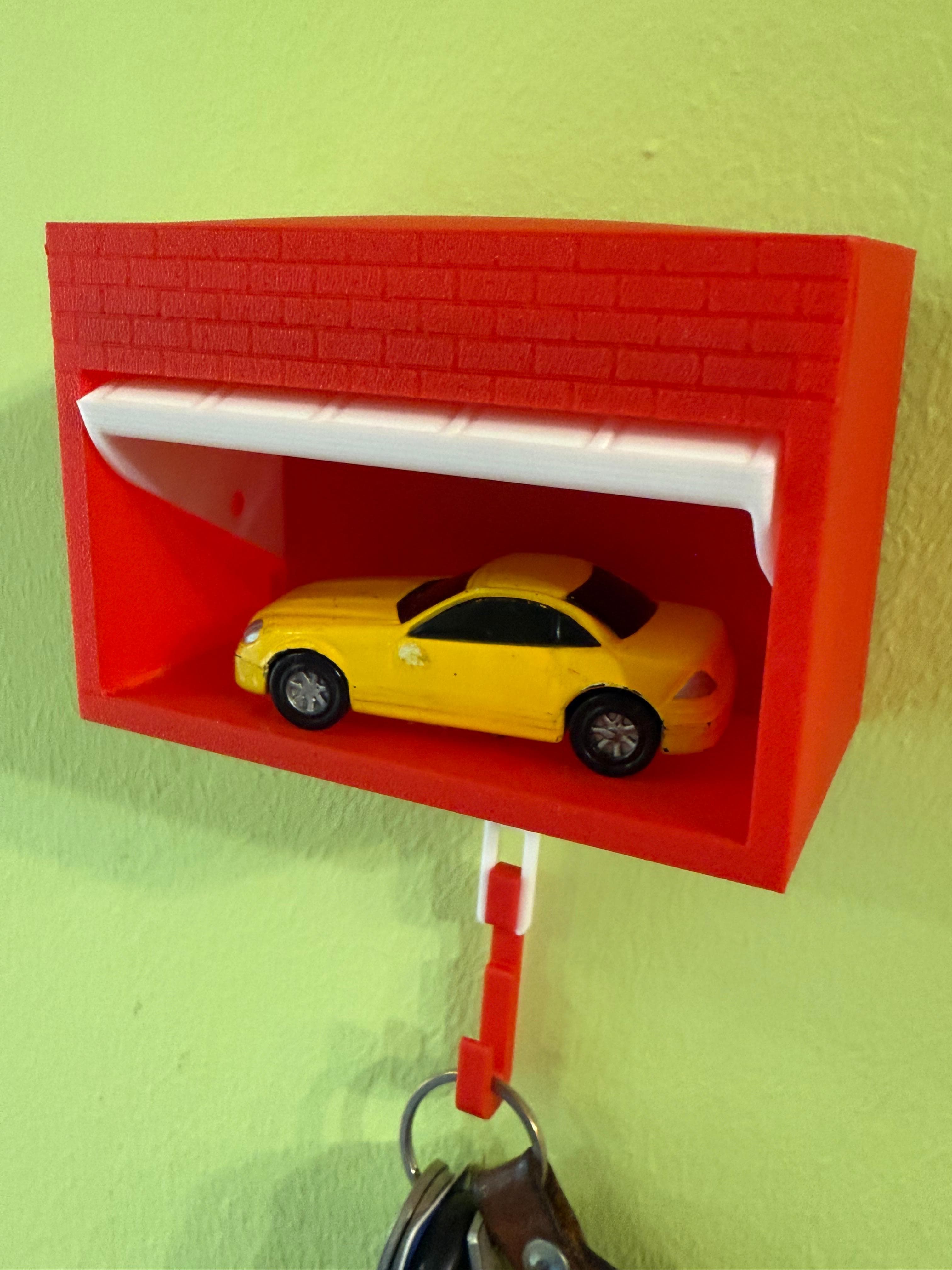 Ključevi na garažnom držaču s prikazom autića