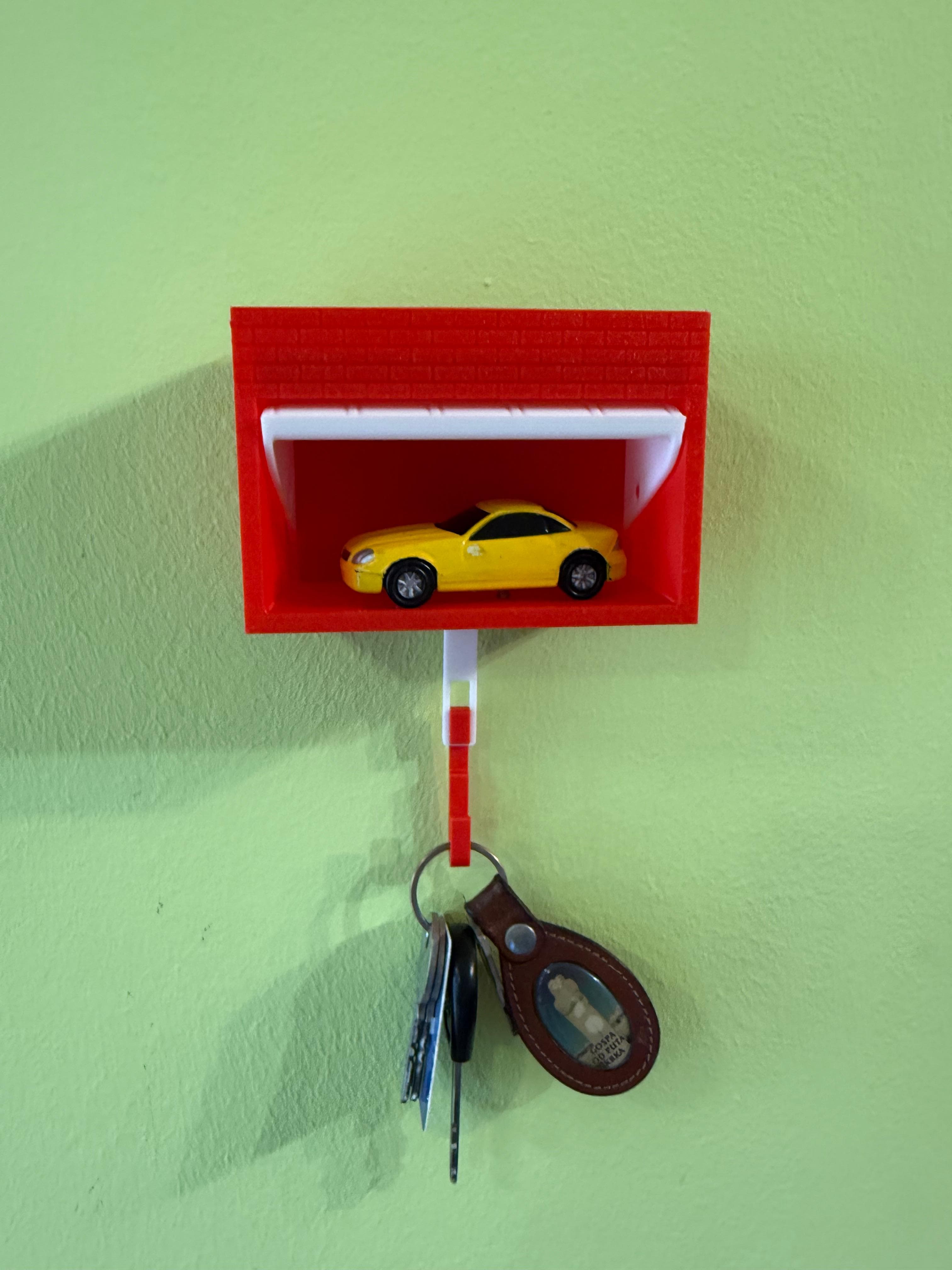 Ključevi na garažnom držaču